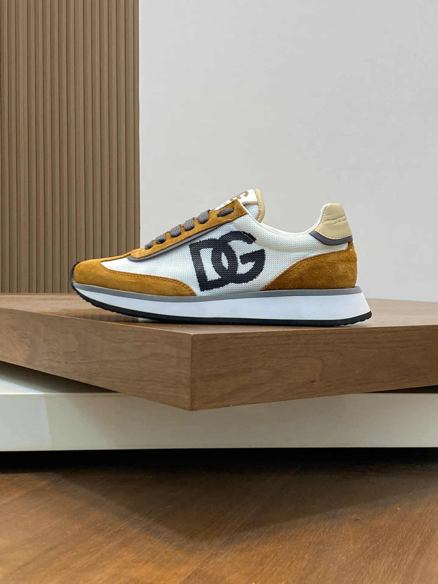 Factory price: 458💰••New products••Dolce&Gabbana••DG✔️High-end men's sports•casual shoes. Original goods from top counters. Original imported cowhide, multi-material splicing design ➕Imported cowhide lining, cowhide feet ➕Original T men's shoes 💰R elastic outsole.  Size: 39-44 (38, 45 customized)